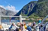 Under båtturen fortalde John Karsten Hustveit om gamal busetnad langs fjorden. Foto: Einar T. Halleland