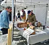 Knut Inge Salomonsen fra Eplenakkjen røykeri tilbød smakfulle delikatesser i front, mens Odin Lid fra Oa Mikrosideri og Siw Irene Bogshamn fra Villmat presenterte sider og lokalmat lenger bak i teltet under Flokefestivalen på Ekrene. Foto: Privat