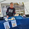 Arjen Kraaijeveld fra Matjessild fristet med 'Matjes i lompe' – toppet med rødbeter, seterrømme og løk – under Flokefestivalen på Ekrene. Foto: Privat