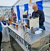 Roar Askeland fra Salamander Bryggeri tappet øl med stødig hånd, mens Tone Byrkjeland representerte White Dragon med smakfull cider under Flokefestivalen på Ekrene. Foto: Privat