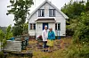 Ole Jens og Mariann Hovda framfor hytta på Solheimsbakken i Førde der det heile starta.