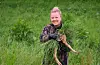 Lovise Skogland (Kvinnekontakt, Tysvær JFF) ber eit rådyrkje ut av ein åker i Mølstrevåg.