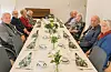 Ved middagsbordet. F.v.: Erik Olai Hovda, Jon Berstad, Klara Jacobsen, Kari Lokna, Helene Eikeland, Jørgen Eikeland, Judith Våga, Petter Vik og Wally Vik. FOTO: JOHANNES FLATNES