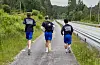 Eirik, Mark og Bablu på veg mot Rødspollen. T-skjortene deira oppfordra til å vipsa støtte.