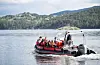 Kaptein Jan Vikse på «Ribben» køyrer av stad med ungdomane i klasse 9A.