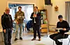 Tid for gåver og takk. F.v. Arild Frøvik i Frøvik Eletro, Sveio sin prosjekt- og byggeleiar Andreas Ekrheim, ordførar André Mundal Haukås og Tor Ivar Våge i Signatur Bygg.