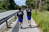 Bablu og Eirik rett etter dei har passert Saltveit skule.