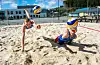 Arne Martin Helland (t.v.) og Ole Alexander Sveen Kallevik leika seg til ære for fotografen på sandvolleyballbanen i Sveio nokre dagar før avreise til NM. Med på turen er ein god heiagjeng med foreldre og familie.