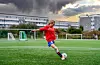 Vilde Iren Vihovde Remøy Bertelsen (14) er teken ut til talentleir for unge fotballspelarar.Her er ho avbilda i drakta til Vard, eit lag ho spela for tidlegare.FOTO: ASTRID HAGLAND GJERDE