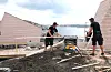 Byggmeistrane Thomas Lønning t.v. og Fredrik Svendsen (frå Tysvær) i ferd med å skjera til listverk til ei av Flokehyttene.