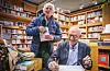 Tidlegare forlagssjef i Aschehoug, William Nygaard, får signert bok av journalist og forfattar, Odd Isungset, på lanseringa av boka til Isungset «Blodspora frå Dagaliveien» på Litteraturhuset.