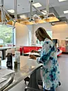 I Smakslaben jobbar dei med mat på den eine sida, og kjemi på den andre. Det kan til dømes resultere i framtidsmat av insekt, fortel Sandra Dybos på ViteMeir-senteret i Kaupanger.