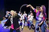 F.v. Luna Nesse og Thea Kvalvågnes kjem med eit nytt innspel under musikkvurderinga med song. Foto: Anne Synnøve Breistig