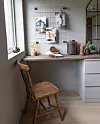 Ein raud tråd gjennom huset er mørkt treverk, til dømes stolen på biletet. FOTO: CHARLOTTE MARIE HELGESEN