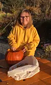 Maja Jamne i gong med å gjere klar gresskar for halloween-feiring.FOTO: PRIVAT
