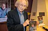 Einar Økland er imponert over arbeidet til forfattarane som har skrive bok om han og samlingane hans.