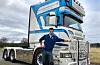 Håvard Valen Lie (23) med ein av Lie Langtransport AS sine bilar, ein Scania R 620 manuellgirt tandem trekkvogn 2014 modell. Då Håvard tok førarkort klasse 2 som 21-åring, hadde han ikkje lærekjørt i det heile, men køyrd litt tippbil innimellom med svigerfar sin Geir Øystein Nevland, som også er ein god medhjelpar i transportfirmaet.