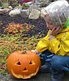 Dinna sjarmøren får til og med mormor med på Halloween-sysler🎃…kim sko trudd🙈 FOTO: @solfridhjortlandkinn