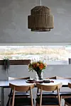 Stova har ein moderne utsjånad med ein lampeskjerm av mørkt treverk. FOTO: CHARLOTTE MARIE HELGESEN