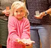 Ein av årets yngste gullmerkevinnarar er Hanna Lanea Koser på 6 år. Ho var innom 85 tur-o-postar i løpet av sesongen. Foto: Thomas Førde.