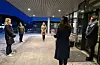 FAU-leiarane Monica V. Valen, Marryel H. Velde og Anne Krokedal møtte torsdag ettermiddag Elisbeth Nygaard (t.h.) og Linn Therese Erve utanfor kommunehuset.