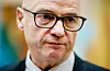 Odd-Roger Enoksen (Sp) måtte gå av som forsvarsminister etter at det blei kjent at han hadde hatt eit forhold til ei 18 år gammal kvinne medan han var minister.