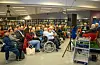 Mykje folk hadde møtt fram til boklanseringa i Sveio folkebibliotek.
