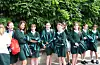 Skulejenter i London i tradisjonelle skuleuniformer. Japan, Kina, England og India er nokre av landa som har obligatorisk skuleuniform. Foto: Wikipedia/KEN
