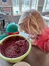 Anna Fagerland Tverfjell er med på å laga blodkomler.
