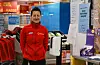 – Alle aldersgrupper er flinke til å bruka handsprit. Me oppfordrar til at berre ein frå husstanden handlar, og at me av omsyn til kundar og tilsette ikkje ønskjer store samlingar med barn og unge i og utanfor butikken. Så får me håpa at alt blir bra til slutt, seier Renate Larsen.