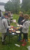 Koronapatrulje Førde 2 jobbar med matoppgåva.