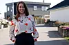 I denne gata på Rophus bur Linn Therese Erve (39). Ho er oppvaksen i landlege omgivnadar på Erve ved Ålfjorden, og er sambuar med byggmeister Lars Osa frå Haugeund, saman har dei to barn i skulealder. Då paret budde i Bergen, handla dei tomt på Rophus litt på impuls, og det sjølvbygde huset stod klart i 2011. Haugalandet var eit naturleg val. – Me ville tilbake til heimstaden vår. Eg har alltid vore glad i Sveio, og når tomteprisane var rimelegare i Sveio enn nabokommunar, var valet enkelt, seier ordføraren.