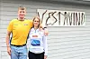Vestavind markerer FotballtrøyeFredag: Morten stiller i drakt frå femtedivisjonsklubben Skiens Grane, der han ein gong var nær ved å få bli med på ei trening. Susanne drøymer framleis om å bli fast maskot på FKH sine heimekampar.Foto: Vestavind