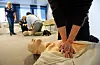 Frå eit førstehjelpskurs. Trykk hardt og raskt midt på brystet til personen som har fått hjartestans. 30 kompresjonar og 2 innblåsingar. Foto: Lise Åserud / NTB / NPK