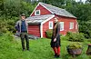 Eirik og Janelle Storesund framfor huset dei har forelska seg i på Tittelsnes, og som dei nå er i full gang med å restaurera. FOTO: EINAR VESTVIK