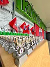 Alle spelarane fekk premiar og merch frå Kiwi under premieutdelingane på scena.