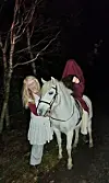 Halloween-gymkhana på Bømlafjord heste-og hundesenter lørdag 29.oktober. Fekk skummelt besøk av den hodeløse rytteren med sin kvite hest på slutten, heldigvis var han ganske snill og delte ut godteri til ungene.FOTO: Astrid Blytt
