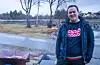 André Mundal Haukås stilte til intervjuet iført Sveio-genseren som mormor strikka til han etter eit mønster laga av grandtante Bjørg Tveit.