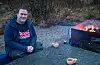 Vinden og regnet tiltok etter kvart medan ordførar André Mundal Haukås let seg intervjua utandørs og serverte kakao under vegs.