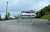 Det er på grusbanen ved Valestrand Oppvekstsenter at idrettslaget har planar om å bygge ballbinge.FOTO: PRIVAT