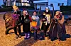 Denne fine og småskumle gjengen starta, tradisjonen tru, Halloweenrunden sin på Pederstunet 🎃 Foto: @frureiersen
