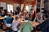 Sveio-seniorane kom til dekka bord med porselenstallerkar, sølvbestikk, ville blomar og levande lys. FOTO HELGE MATRE