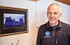 Dagleg leiar i Friluftsrådet Vest, Oddvin Øvernes. I bakgrunnen eit bilde frå Ryvarden, tatt av den nå avdøde sveiofotografen Torleiv Tveit. Øvernes er spesielt glad i dette bildet, både fordi han har arbeidd mykje for Ryvarden og på grunn av relasjonen sin til fotografen. FOTO: EINAR VESTVIK