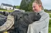 Thea Marie Haugerud og sambuaren har investert mykje i vassbøflane. I tillegg til å punge ut med 50.000 per dyr, har dei hatt store utgifter til transport, toll, veterinærar og tilrettelegging av både fjøs og beiteområde. Utan storfetilskot risikerer dei kroken på døra. Foto: Heidi Molstad Andresen / NPK