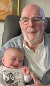 Gratulerer med dagen pappa, bestefar og oldefar, Torgeir Johan Torsteinsen. Her med yngste olderbarnet Livian. Stor klem fra oss. Glad i deg.