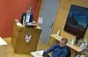 Rådmann Jostein Førre heldt ein orientering for kommunestyre om økonomisk resultat for 2022 på måndag. FOTO: SVEIO KOMMUNE TV