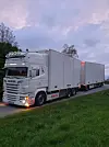 Første bilen i verksemda med Håvard Valen Lie som eigar. Det er far hans, Inge Tommy Lie som kjører denne bilen. Han køyrer aust-vest mellom Austlandet og heile Vestlandet. Tar av og til lengre sporadiske turar med til dømes lass med sprengstoff til Hammerfest.