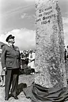 Bautasteinen på Nornes blir avduka av kong Olav V i 1984. Foto: Sigrid Svartefoss