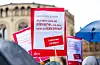 Fleire hundre lærarar deltok i markering framfor Stortinget måndag. No ber Utdanningsforbundet om at regjeringa må komme på banen. Foto: Håkon Mosvold Larsen / NTB / NPK