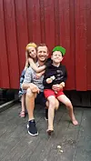 Svein Erik Uri. Gratulera med farsdagen til den kjekke og gode pappen vår, som alltid finn på kjekke ting med oss. Du er god som gull! Klem frå Hermine og Hans Oliver.